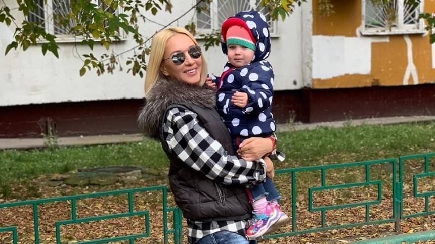 «Такая лапочка!»: Годовалая дочурка Леры Кудрявцевой умиляет своей смышленостью