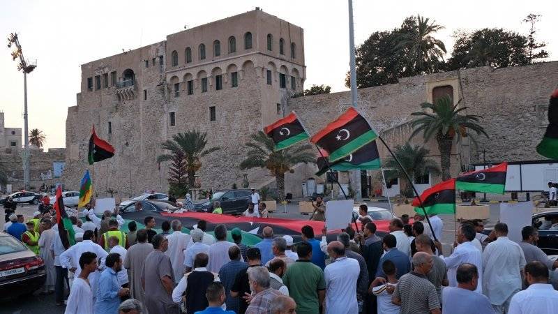 Молодые ливийцы перекрыли магистраль в знак протеста против политического кризиса