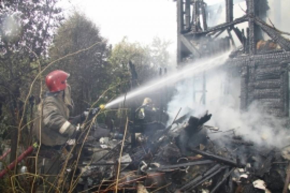 Спасатели потушили пылающий дом на Муринской дороге менее чем за час