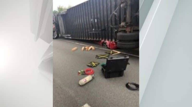 «Он еще и шутит»: мужчина, в которого врезался 22-тонный грузовик с прицепом, сам снимал на видео свое спасение