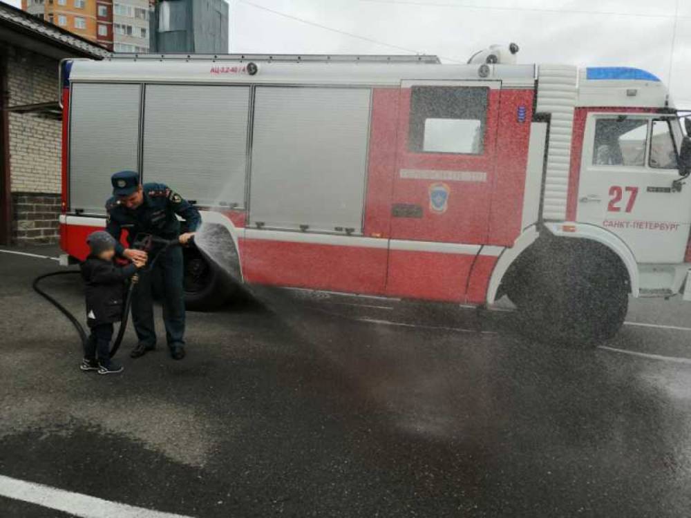 Спасатели показали пожарную часть в Сестрорецке маленьким пациентам поликлиники &nbsp;