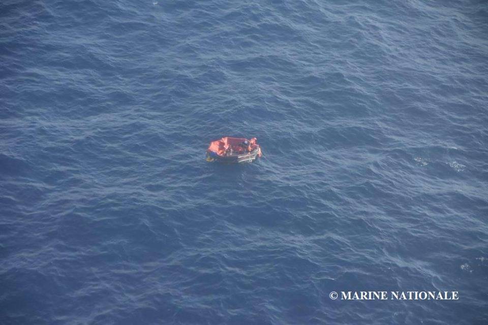 С пропавшего в Атлантическом океане судна спасены три члена экипажа