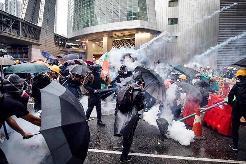 Протестующих в Гонконге снова разогнали слезоточивым газом