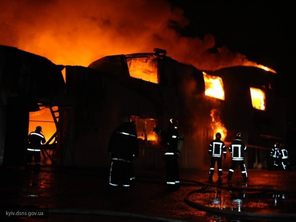 Пожарные тушат яблочный склад в Липецкой области