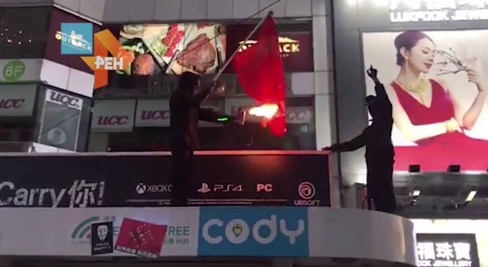 Видео: в Гонконге протестующие сожгли коммунистический флаг