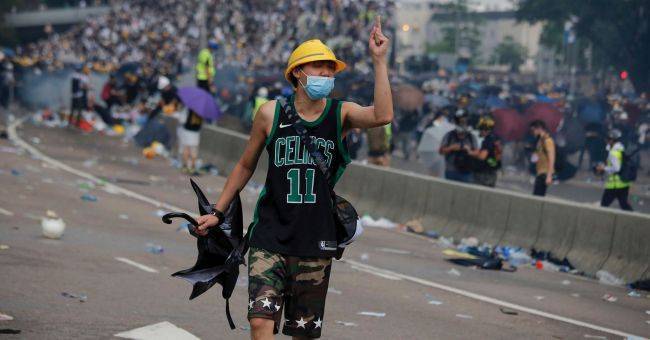 В Гонконге полиция применила против демонстрантов слезоточивый газ