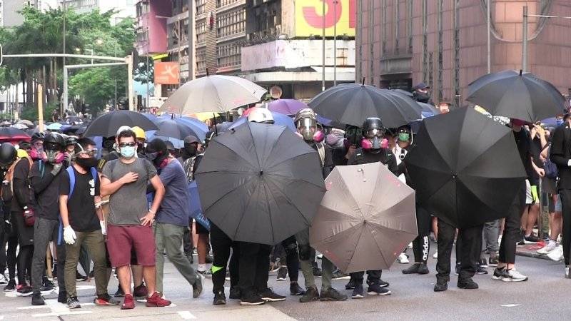 Протестующие в Гонконге бросили «коктейли Молотова» в здание правительства