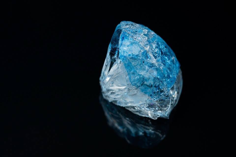 Российские ученые впервые в мире создали сверхтвердый электрический «алмаз»