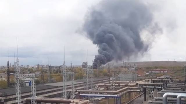 Видео: пожар произошел на асфальтобетонном заводе в Красноярске