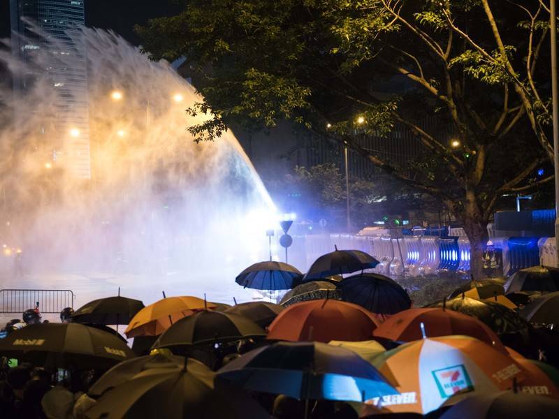 Полиция Гонконга применила водомёты для разгона демонстрантов