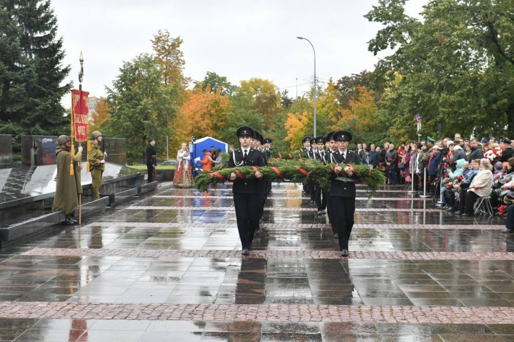 Жители Петрозаводска возложили цветы на Аллее памяти и славы