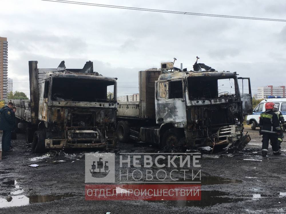 На Петергофском шоссе спасатели потушили два грузовика