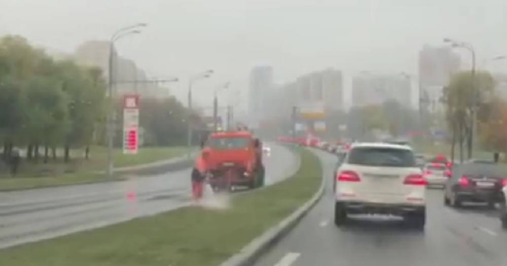 В Москве устроили полив газона в дождь