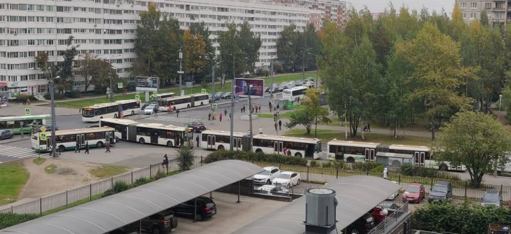 На улице Композиторов выстроилась длинная пробка из автобусов из-за ДТП
