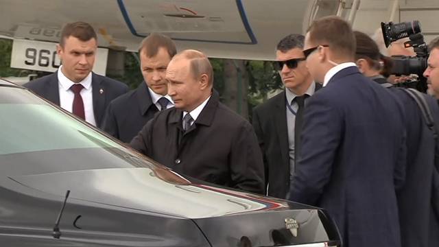 Путин кратко пообщался с Макроном после церемонии прощания с Шираком