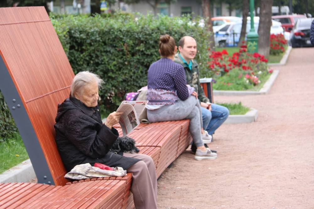 В сквере Шевченко на Петроградской установили новые дизайнерские скамейки