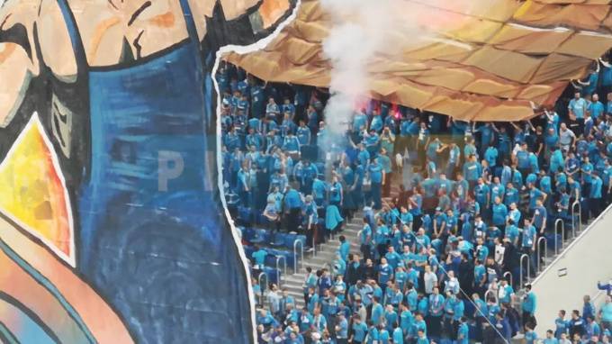 Появилось видео: фанаты "Зенита" устроили "файер-шоу" во время матча с&nbsp;казанским клубом