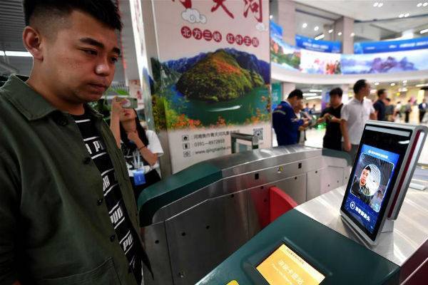 В Китае официально ввели оплату проезда в метро по лицам