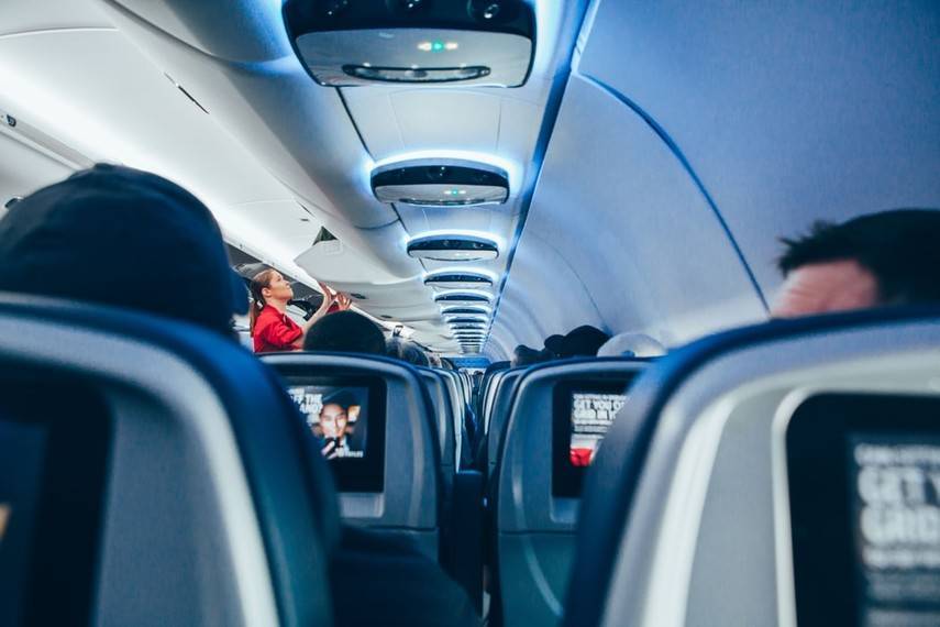 Japan Airlines предупредит пассажиров о том, где сидят дети