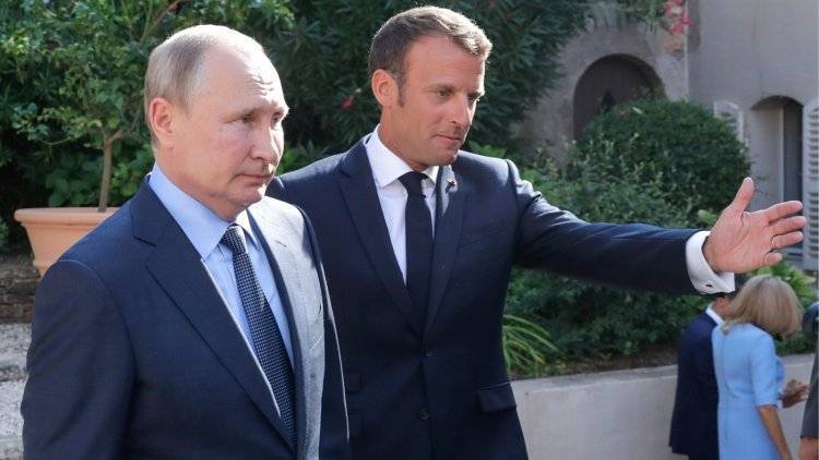 Путин пообщался с Макроном после церемонии прощания с Жаком Шираком