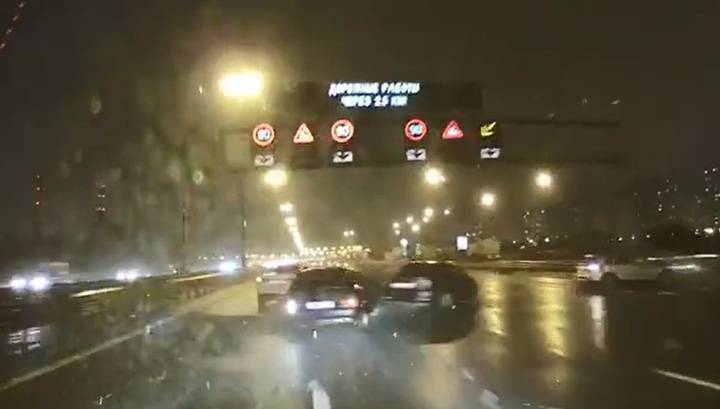 Водитель счастливо избежал участия в массовом ДТП на КАД в Петербурге. Видео