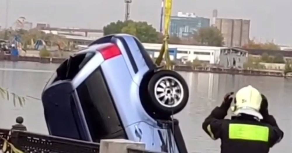 В Москве два человека погибли после падения автомобиля в реку