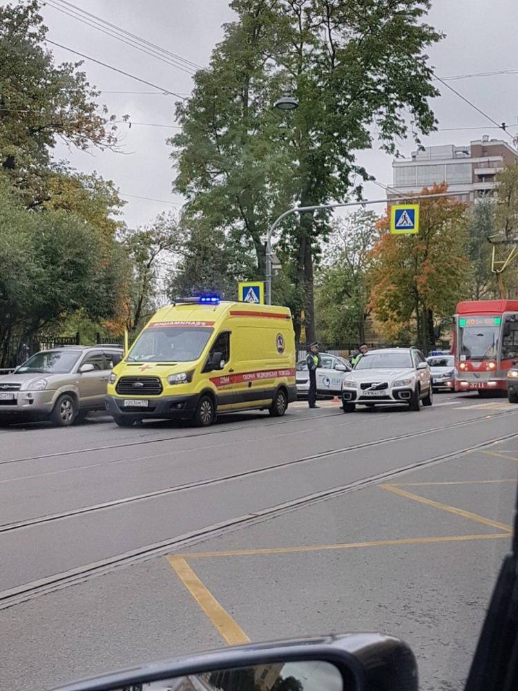На улице Льва Толстого автомобиль сбил мужчину на пешеходном переходе