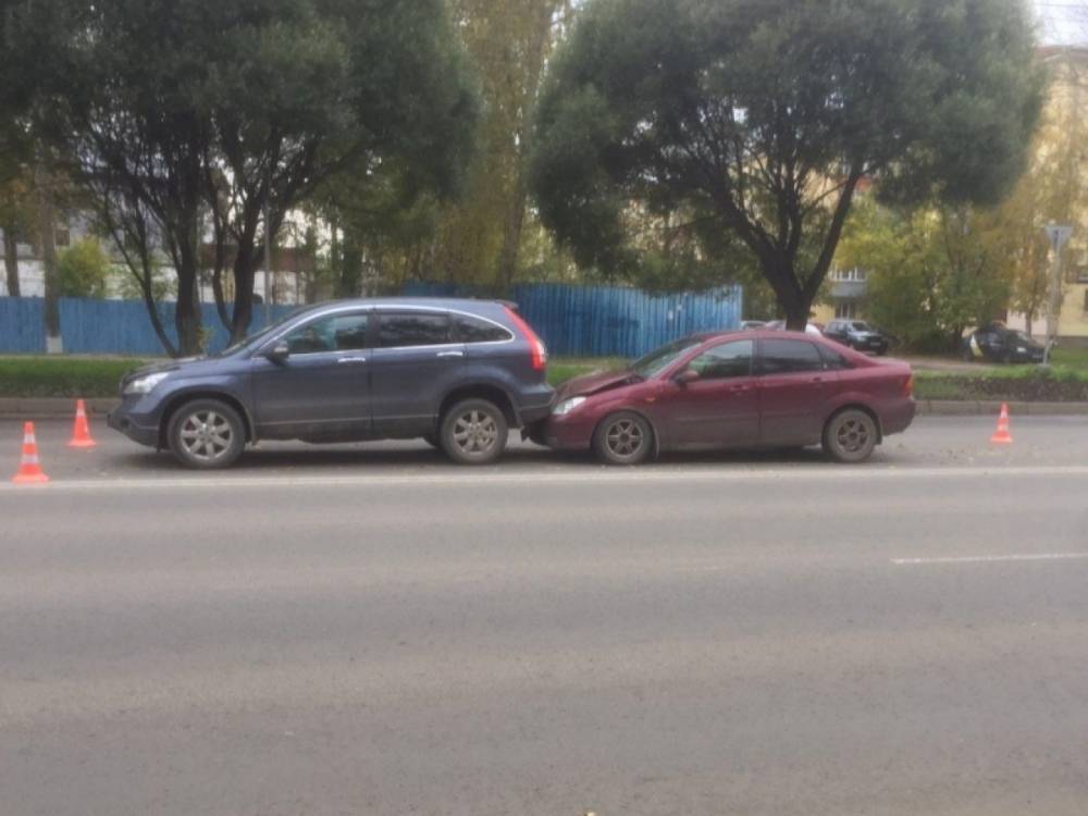В Вологде возле СИЗО столкнулись две иномарки