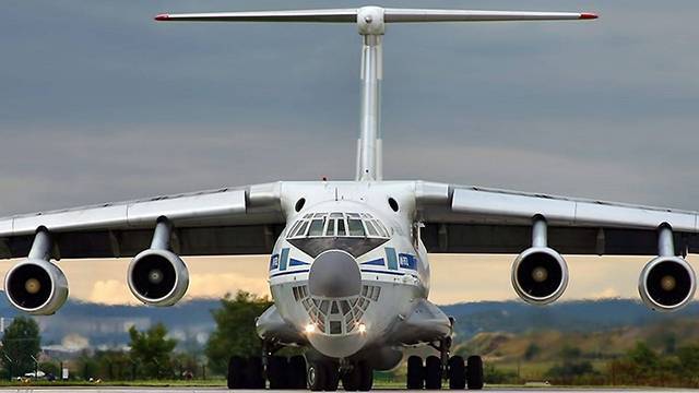 Ил-76 с неисправным двигателем вернулся во Внуково