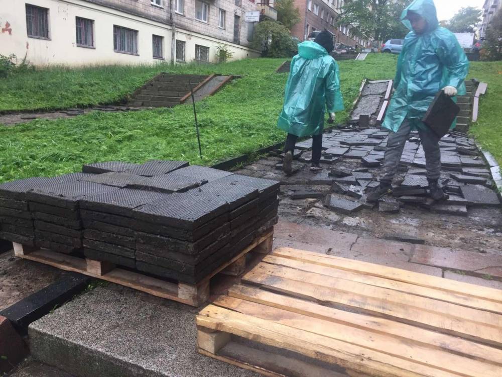 Лестничный спуск на улице Свердлова в Петрозаводске начали ремонтировать сегодня