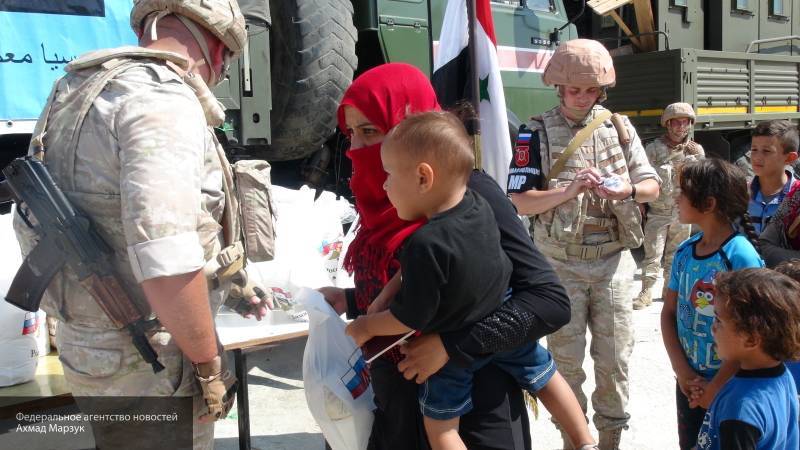 Российские офицеры провели гуманитарную акцию в сирийском Эль-Кунейтре