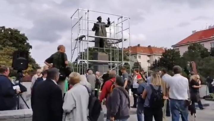 В Праге прошел митинг против демонтажа и закрытия брезентом памятника Коневу