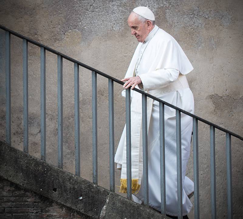 Папа Римский застрял в лифте
