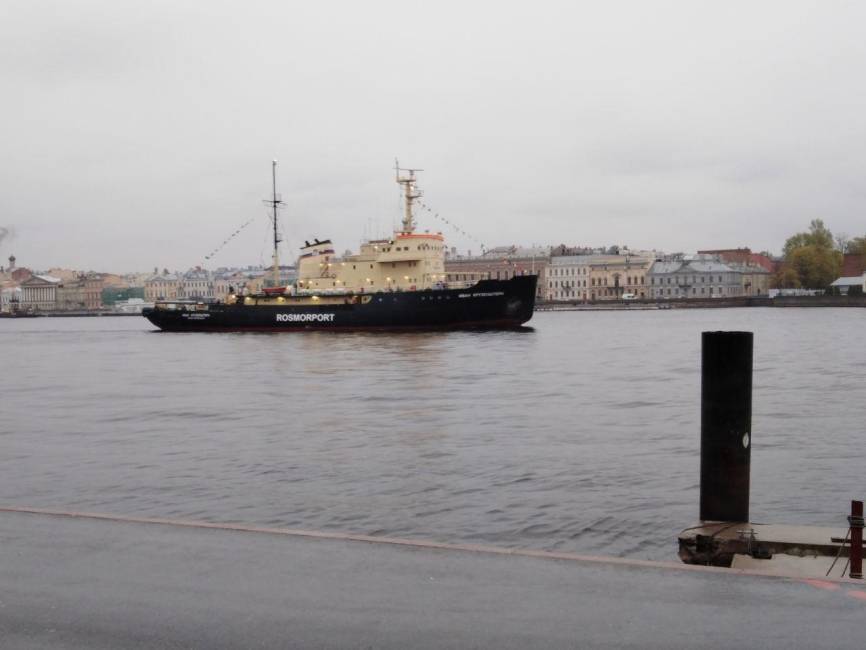 Архангельский ледокол «Диксон» тянет атомный энергоблок в Карском море