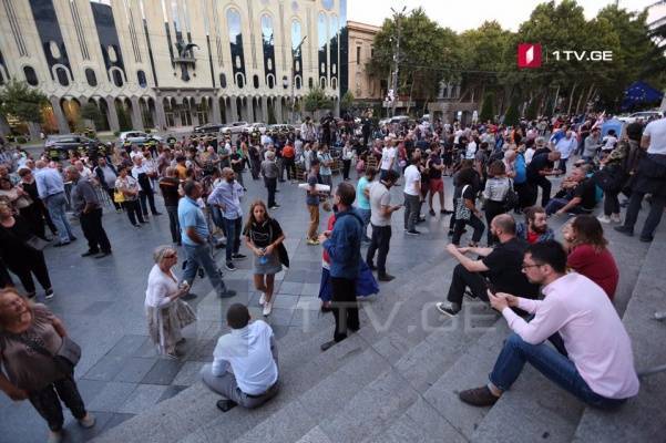 У здания парламента в Тбилиси проходит акция протеста
