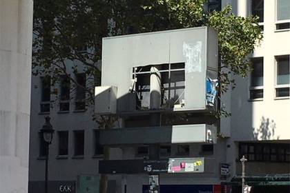 В Париже похитили уже второе граффити Бэнкси