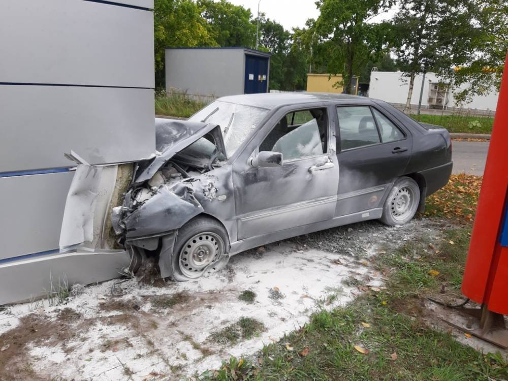 Легковой автомобиль протаранил здание «Киришиавтосервис» на Приморском шоссе
