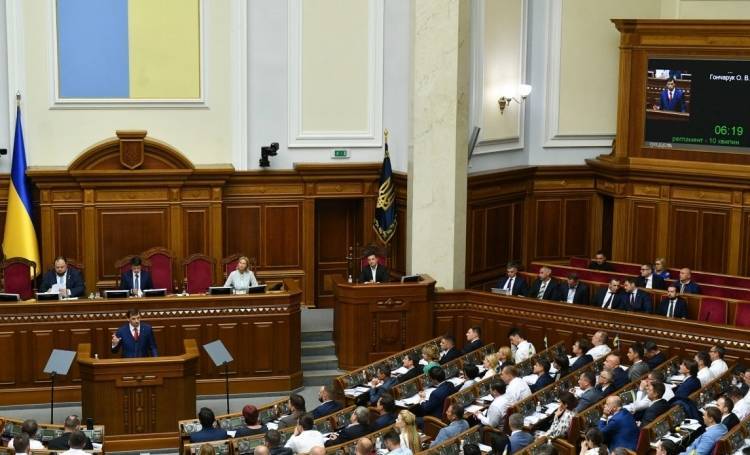 Украинский депутат попалась на интимной переписке во время заседания Рады
