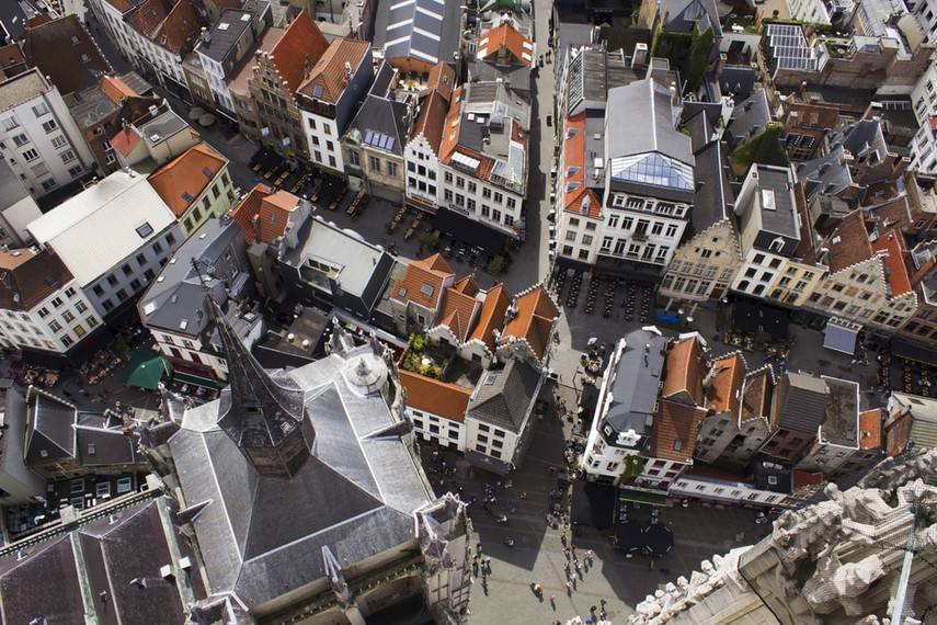 Мощный взрыв уничтожил три дома в бельгийском Антверпене (Фото)