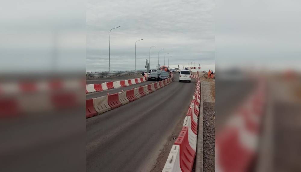 На Московском шоссе не смогли поместиться на одной полосе два автомобиля