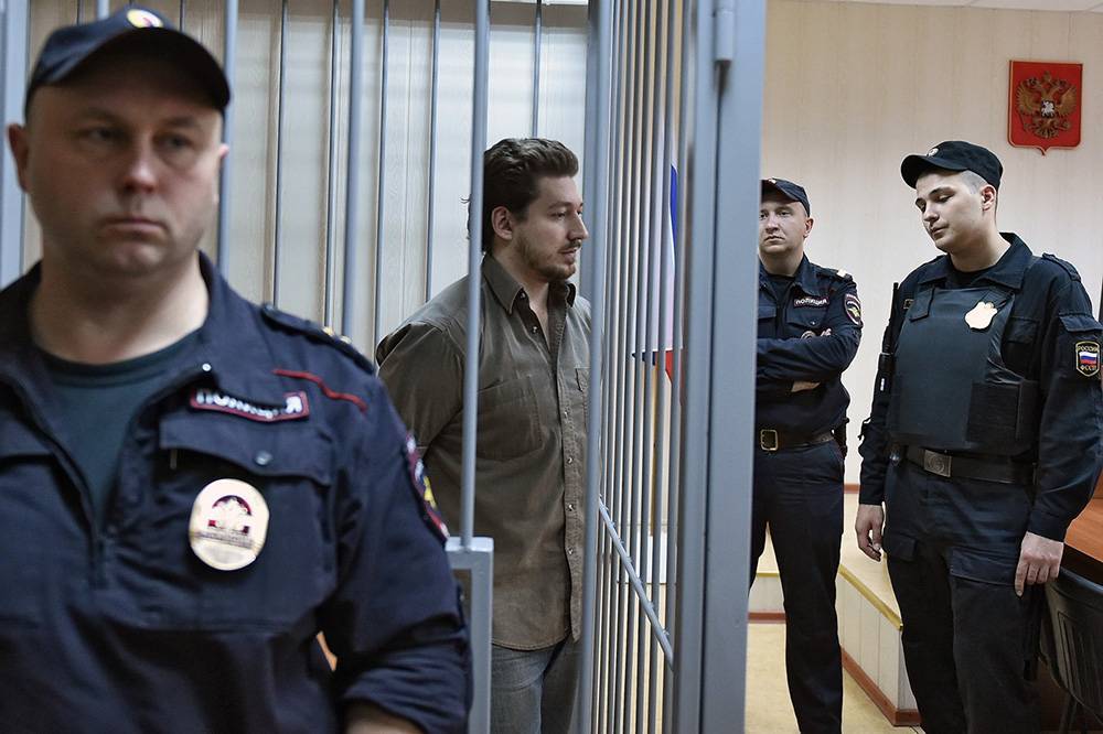 В Москве начали рассматривать дела участников несогласованной акции 27 июля, у Тверского суда проходят пикеты