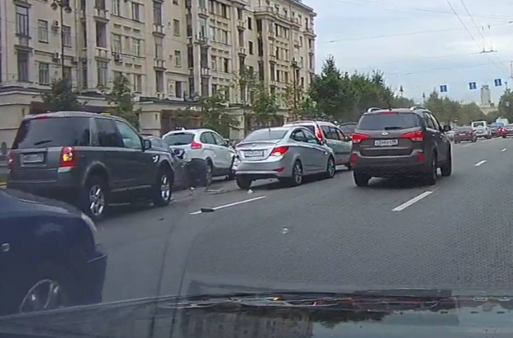 Момент массового ДТП с Land Rover на Московском проспекте попал на видео