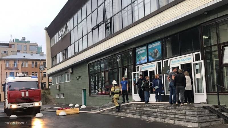 Спасатели ликвидировали возгорание в дельфинарии в Петербурге