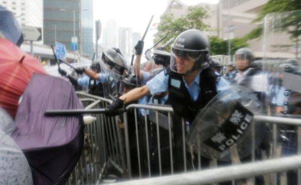 МИД Великобритании призвал расследовать действия полиции Гонконга
