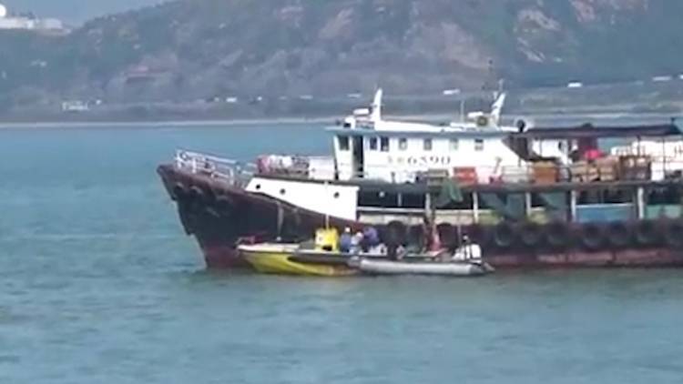 Рыбацкое судно, спасая другую лодку, затонуло у берегов Китая