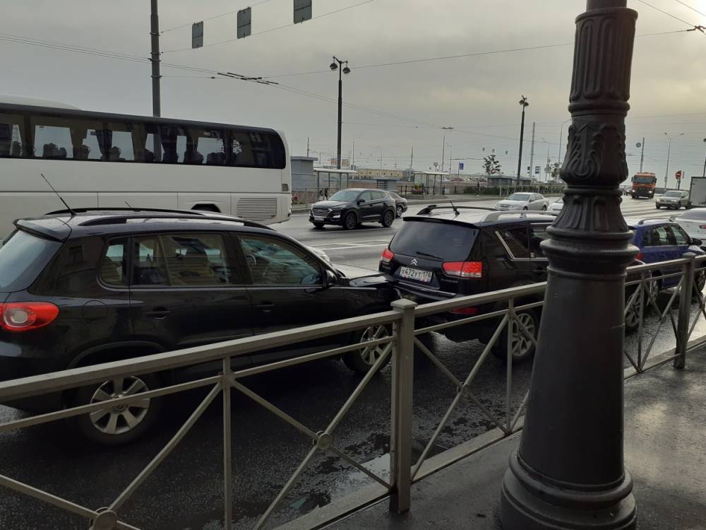 Два Volkswagen и Citroen попали в ДТП перед Тучковым мостом в Петербурге
