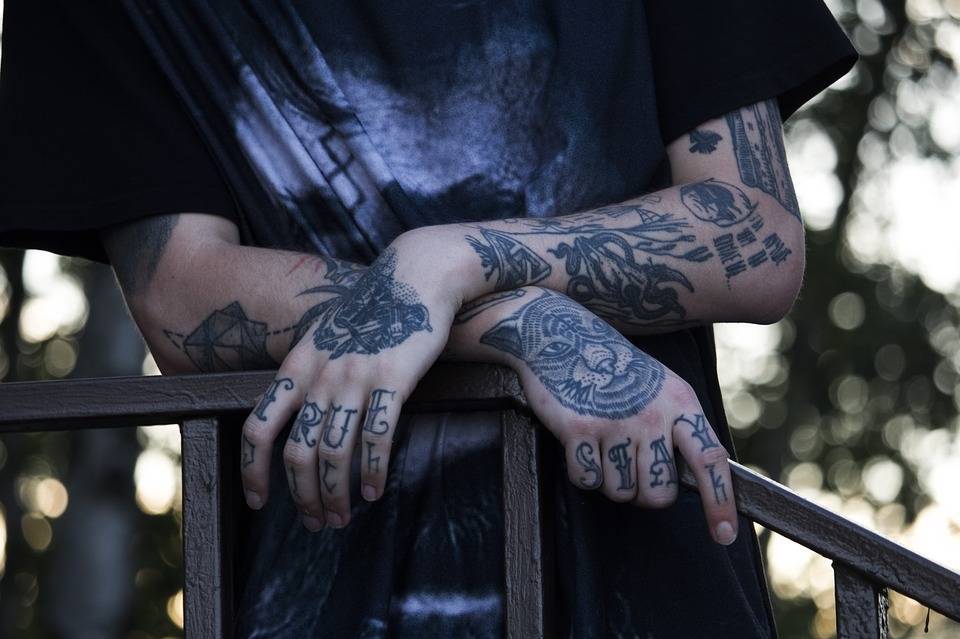 Ученые назвали людей с татуировками более импульсивными