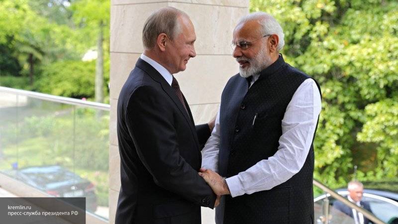 Лидеры России и Индии тепло поприветствовали друг друга на причале острова Русский