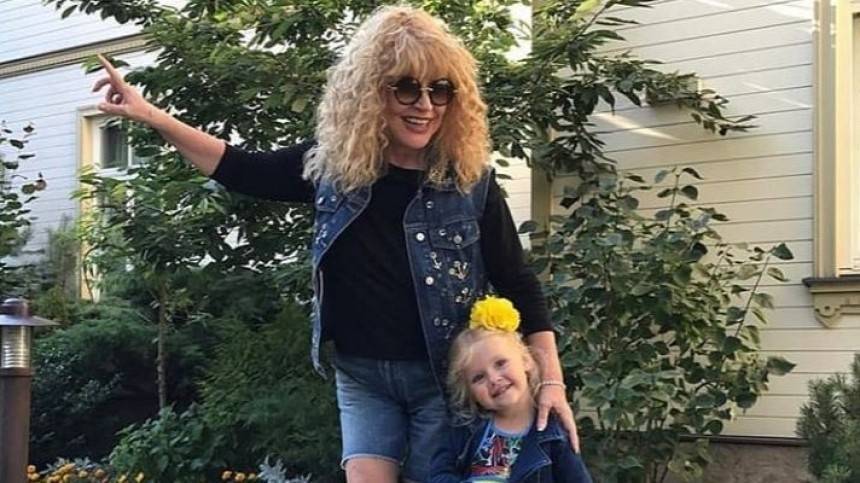 «Пр-р-рическа»: Лиза Галкина решила стать личным парикмахером мамы