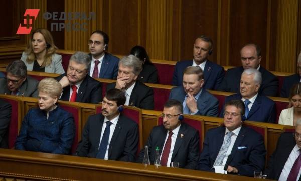 В Конституцию Украины внесли изменения о депутатской неприкосновенности